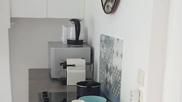 Een koelkast, een microgolfoven, een oven, een kookplaat