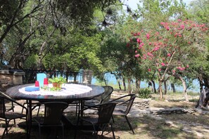 Outdoor dining - Put Your Toes in the Water - House on Lake 1.8 Acres (Canyon Lake)