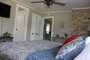 4 bedrooms, iron/ironing board, free WiFi, bed sheets - Put Your Toes in the Water - House on Lake 1.8 Acres (Canyon Lake)