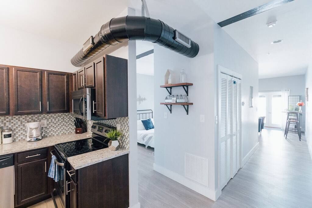 Frigorífico, microondas, horno y placa de cocina