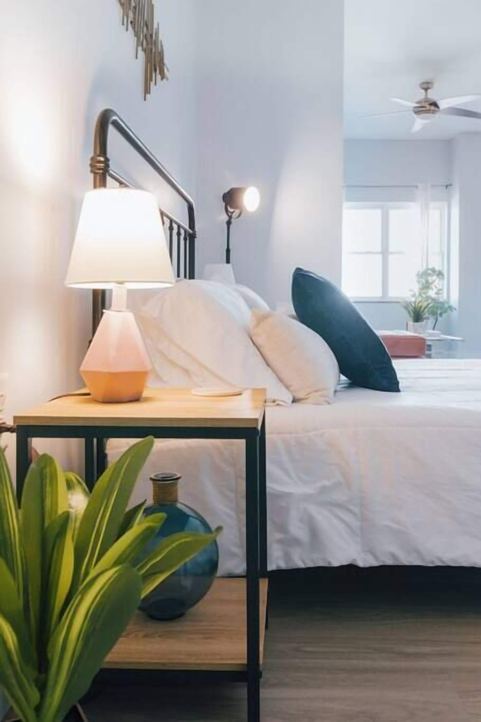 1 slaapkamer, een bureau, een strijkplank/strijkijzer, reisbedje