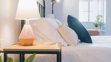 1 slaapkamer, een bureau, een strijkplank/strijkijzer, reisbedje