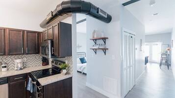 Réfrigérateur, micro-ondes, four, plaque de cuisson