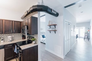 ثلاجة، ميكروويف، فرن، موقد طهي مسطح