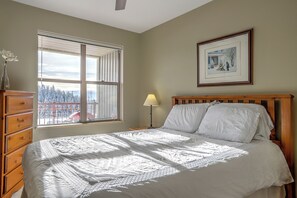 2 bedrooms, iron/ironing board, free WiFi, bed sheets - Desirable Top Floor Creekside Condo - Awesome Views - Close to trails! (Silver Star Mountain)