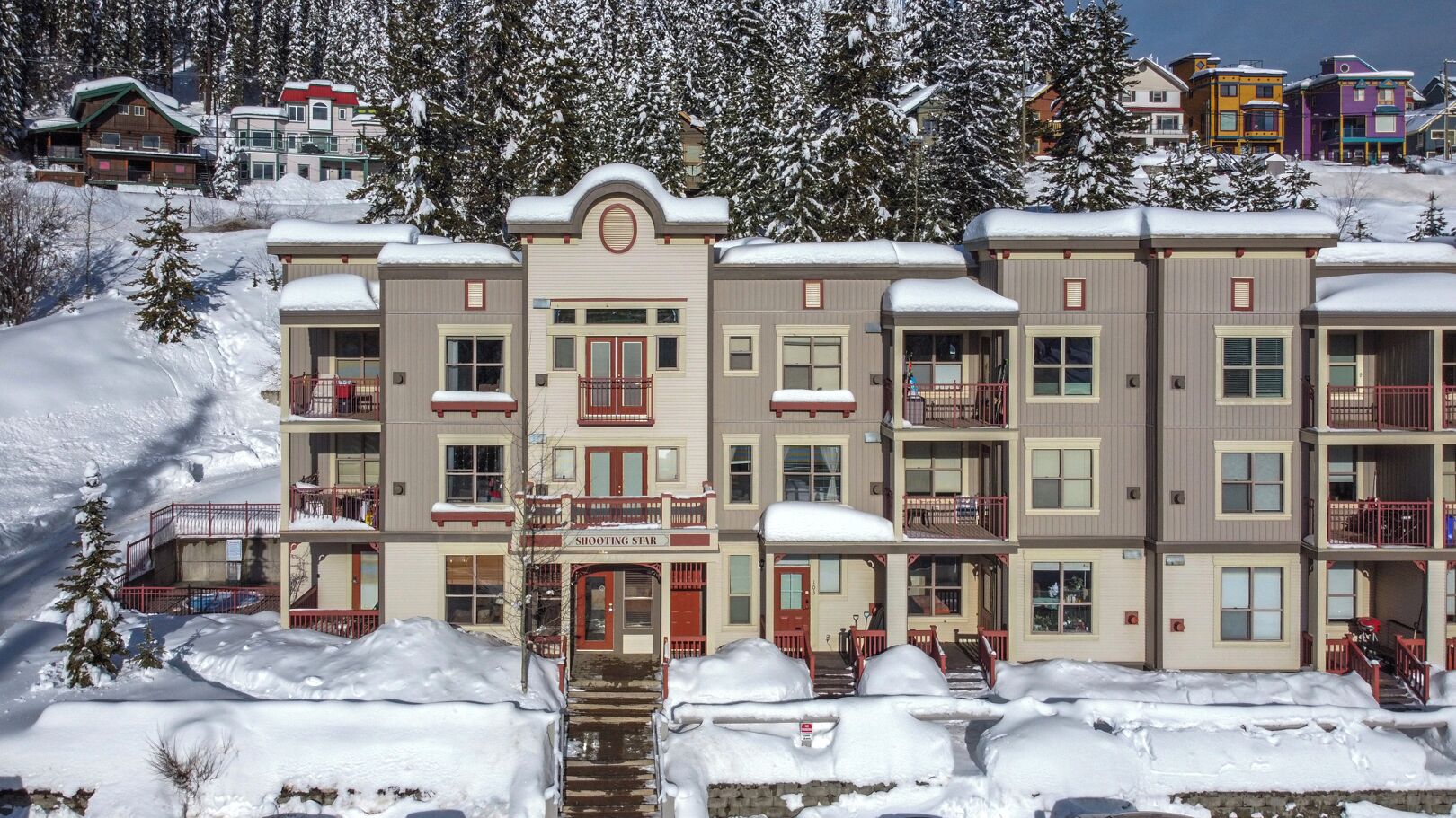 Un hôtel à plusieurs étages, doté de balcons, d’une entrée principale et d’une enseigne indiquant « Shooting Star ».