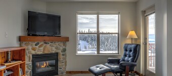 Desirable Top Floor Creekside Condo - Awesome Views - Close to trails!