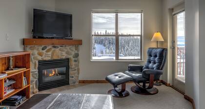 Desirable Top Floor Creekside Condo - Awesome Views - Close to trails!
