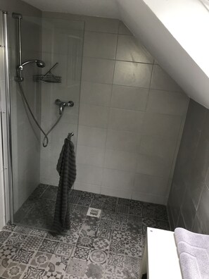 Haartrockner, Handtücher, Toilettenpapier