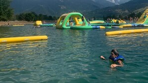 A lake with inflatable water slides and a mountainous backdrop. - A gorgeous 3 bed apartment, 3 minutes walk from the centre of Samoëns (Samoëns)