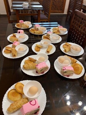 Free daily buffet breakfast