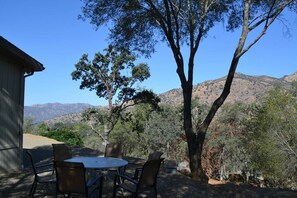 Outdoor dining - In The Oaks (Three Rivers)