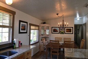 Dining - In The Oaks (Three Rivers)