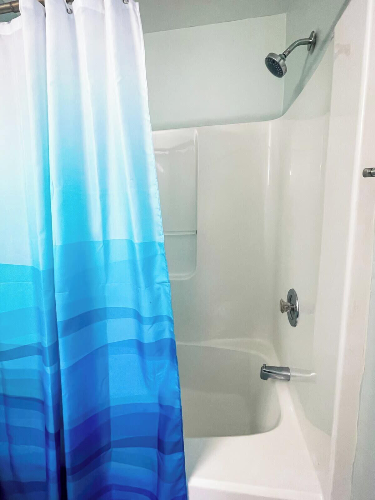 Combined shower/bathtub, shampoo