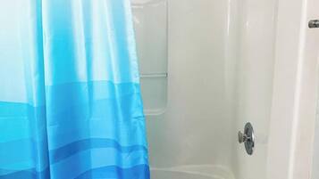 Combined shower/bathtub, shampoo