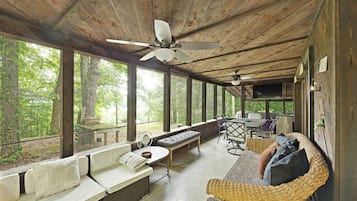 تلفزيون، مدفأة، مشغل دي في دي