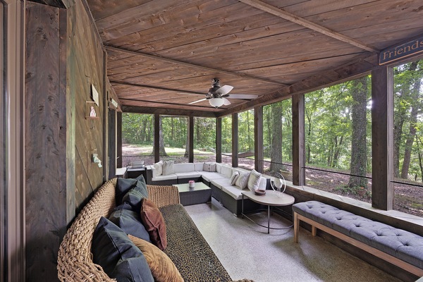 Télévision, cheminée, lecteur de DVD