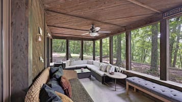 تلفزيون، مدفأة، مشغل دي في دي