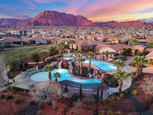 Million Dollar View: Private Pool, Paradise Village, Theater, 6 Master Suites!