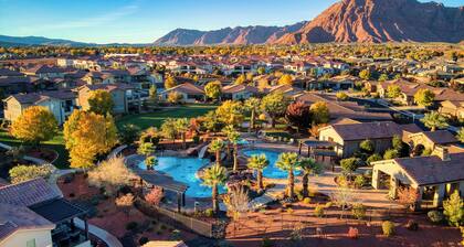 Million Dollar View: Private Pool, Paradise Village, Theater, 6 Master Suites!