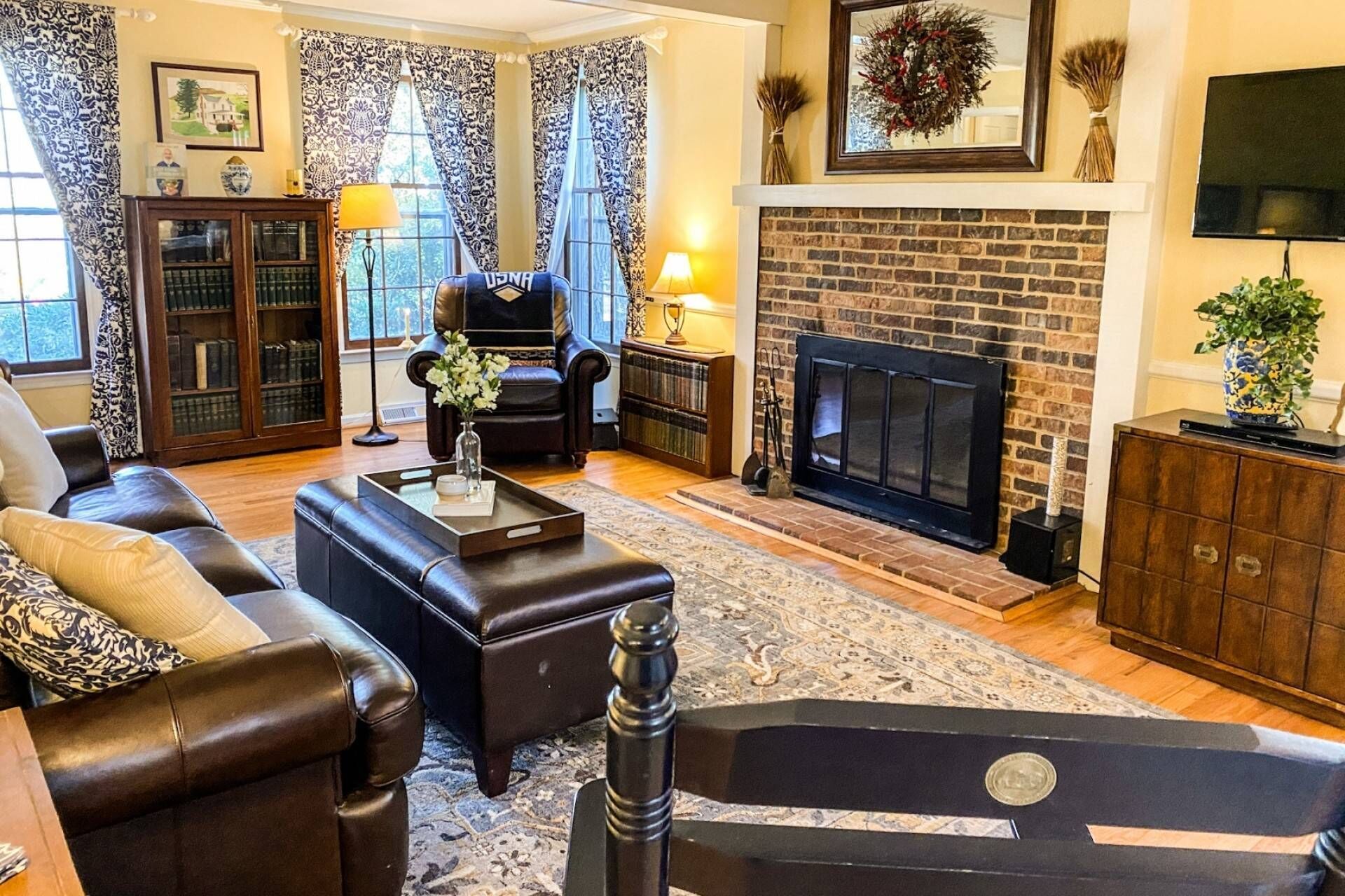 Multiple family spaces both inside and out 13 mins to USNA
