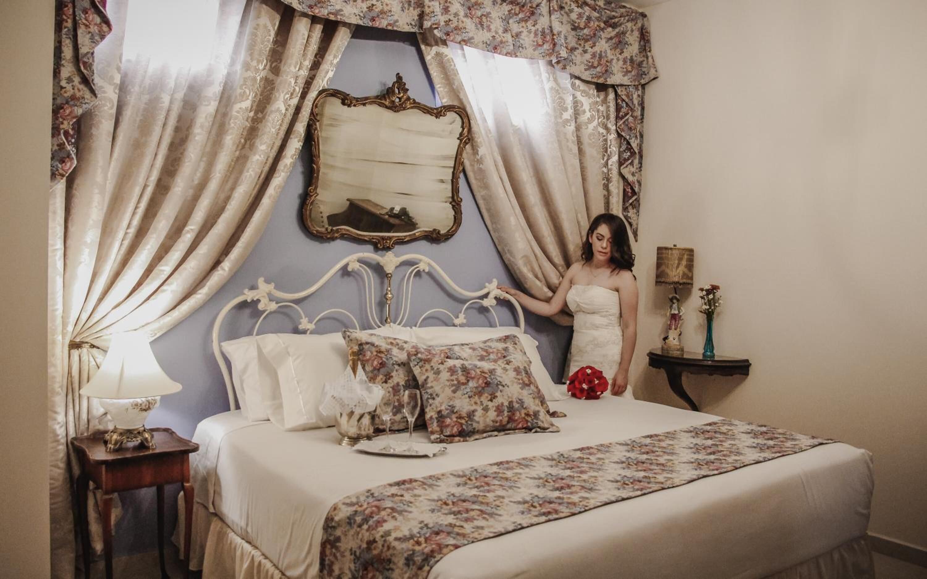 办公桌、免费 WiFi、床单