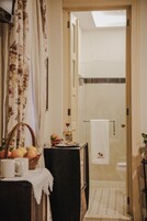 Escritorio, wifi gratis y ropa de cama