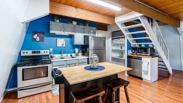 Geladeira, micro-ondas, fogão, cooktop