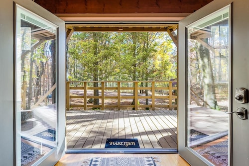 Cozy cabin w/indoor pool & fire pit