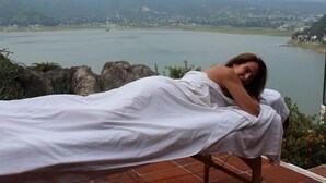A person lying on a bed with a white sheet, overlooking a lake and mountains. - LAS VISTAS HOUSE. Special offer. Landscape, tranquility, comfort, location (Valle de Bravo)