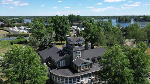 Perfect Thanksgiving/Holiday home - Amazing Kitchen, huge dining room & 10 rooms