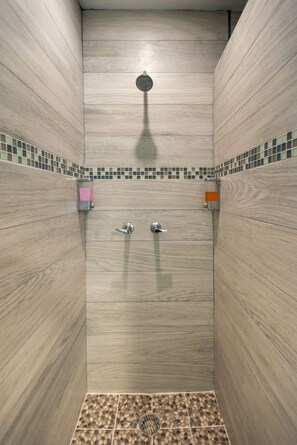 Douche, sèche-cheveux, serviettes fournies, savon