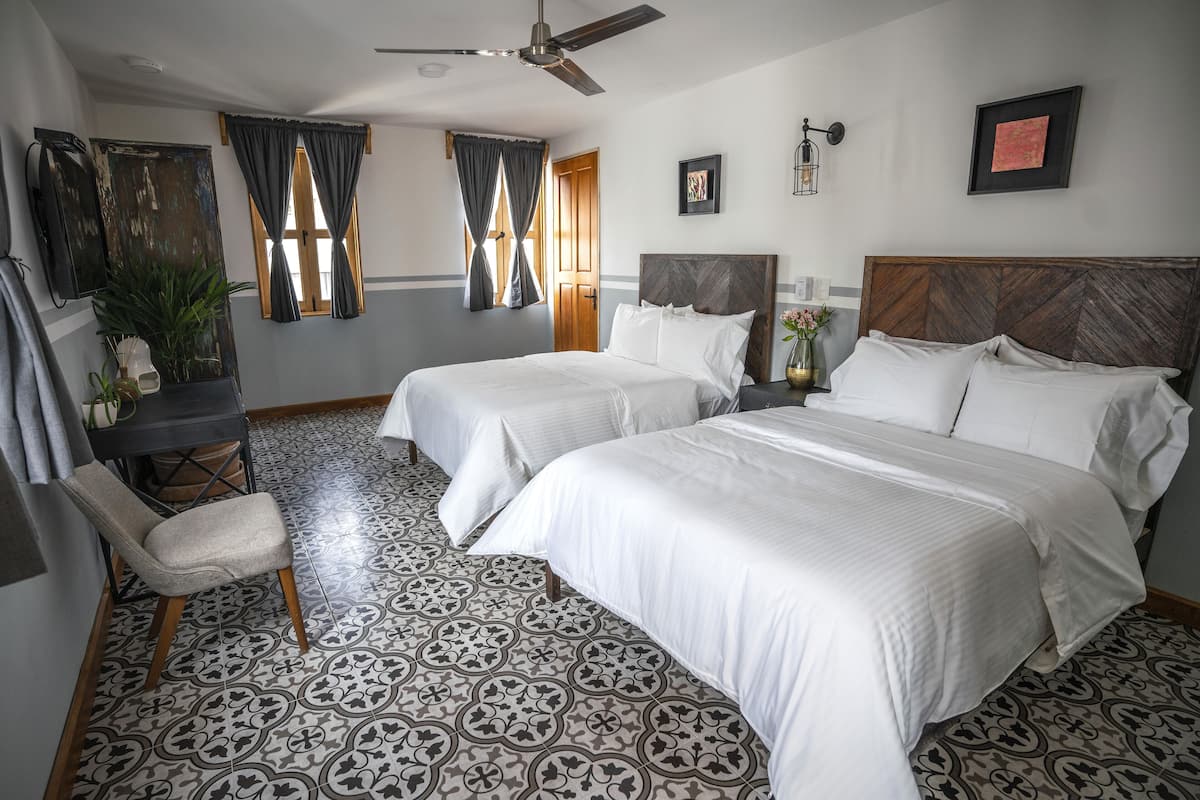 Kamar Double Comfort | Brankas, dilengkapi dengan perabotan berbeda-beda, dan meja kerja