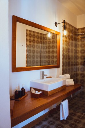 Traditionele kamer | Badkamer | Een haardroger, pantoffels, handdoeken, zeep