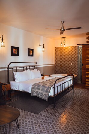 Kamar Deluks, teras | Brankas, dilengkapi dengan perabotan berbeda-beda, dan meja kerja