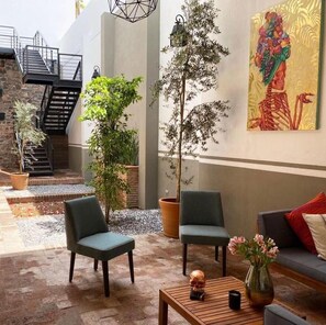 Coin salon dans le hall