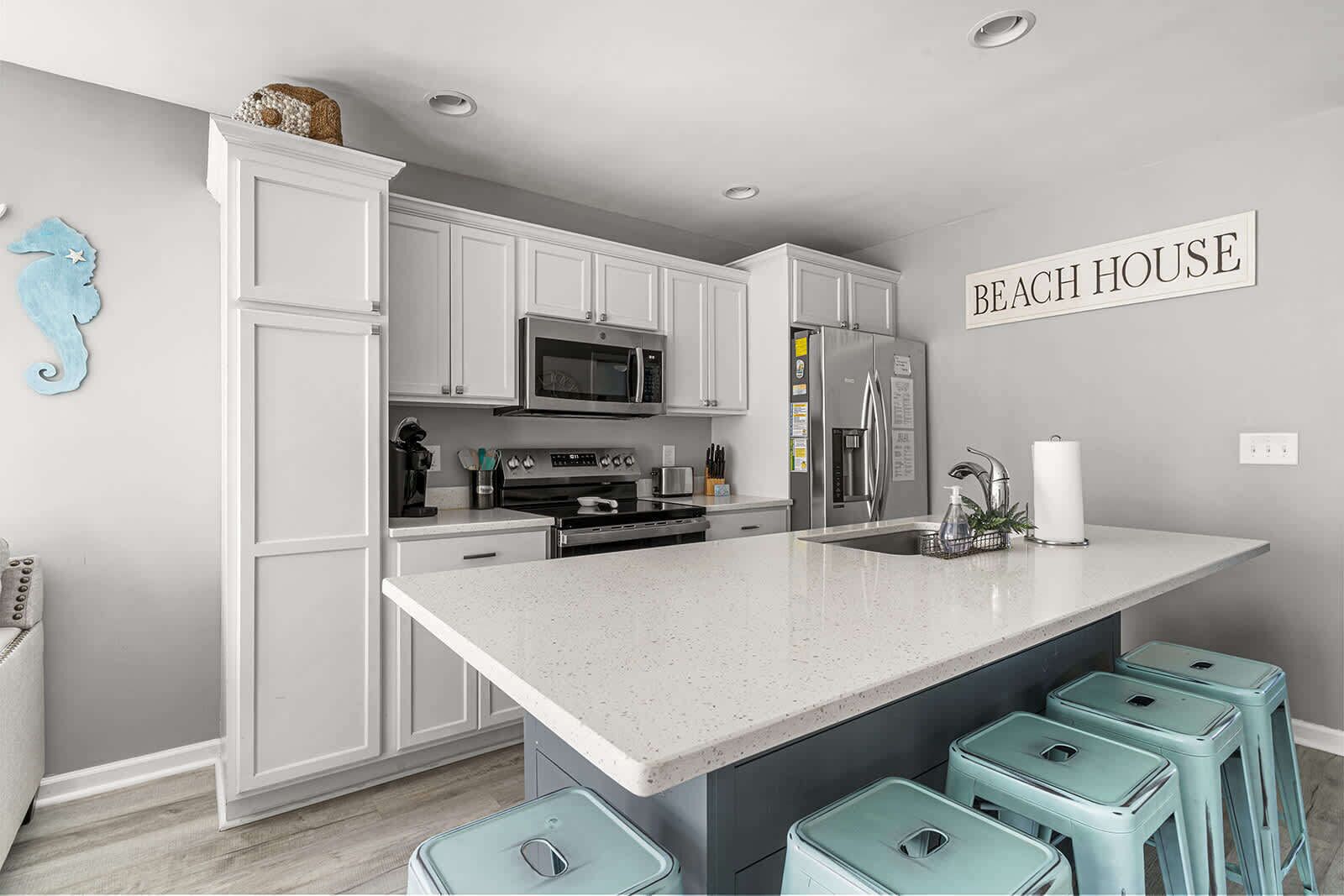 Frigorifero, microonde, forno, piano cottura