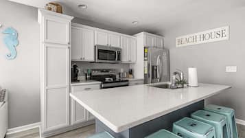 Frigorifero, microonde, forno, piano cottura