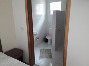 Shower, free toiletries, hair dryer, towels - Pousada FM Campos do Jordão (Campos do Jordão)