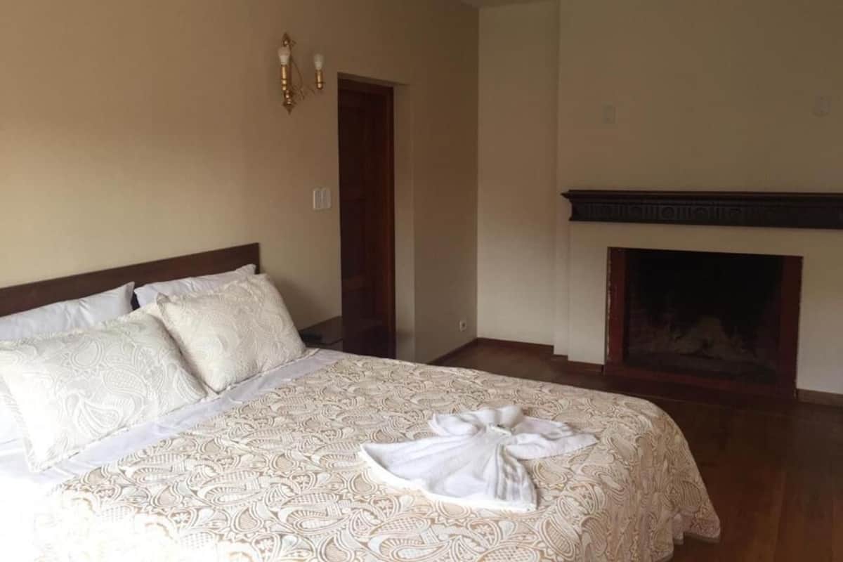 Suite estudio clásica, chimenea | 1 habitación, muebles diferentes y ropa de cama