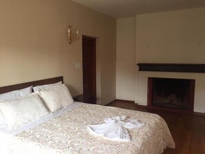 Classic Studio Suite, Fireplace | Individually furnished, bed sheets - Pousada FM Campos do Jordão (Campos do Jordão)