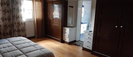 1 phòng ngủ, trang bị nội thất với thiết kế riêng biệt, bộ trải giường