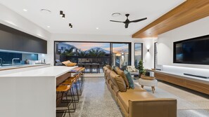 TV, books - Breeze at Salt - Wheelchair Accessible with Heated Pool (KINGSCLIFF)