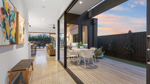 Outdoor dining - Breeze at Salt - Wheelchair Accessible with Heated Pool (KINGSCLIFF)