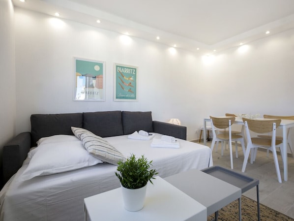 1 habitación, tabla de planchar con plancha, wifi y ropa de cama