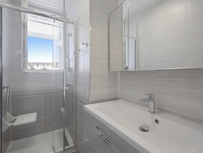 Dusche, Haartrockner, Handtücher, Seife