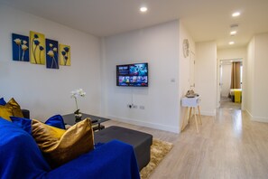 TV, books - Virexxa Bedford Centre - Alpha Suite - 2Bed Flat with Free Parking & Gym (Bedford)