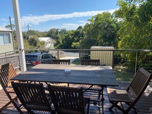 Outdoor dining - Seaview On Byron (Byron Bay)