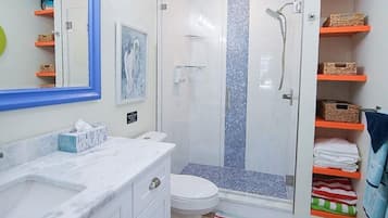 Dusche, Haartrockner, Handtücher, Seife