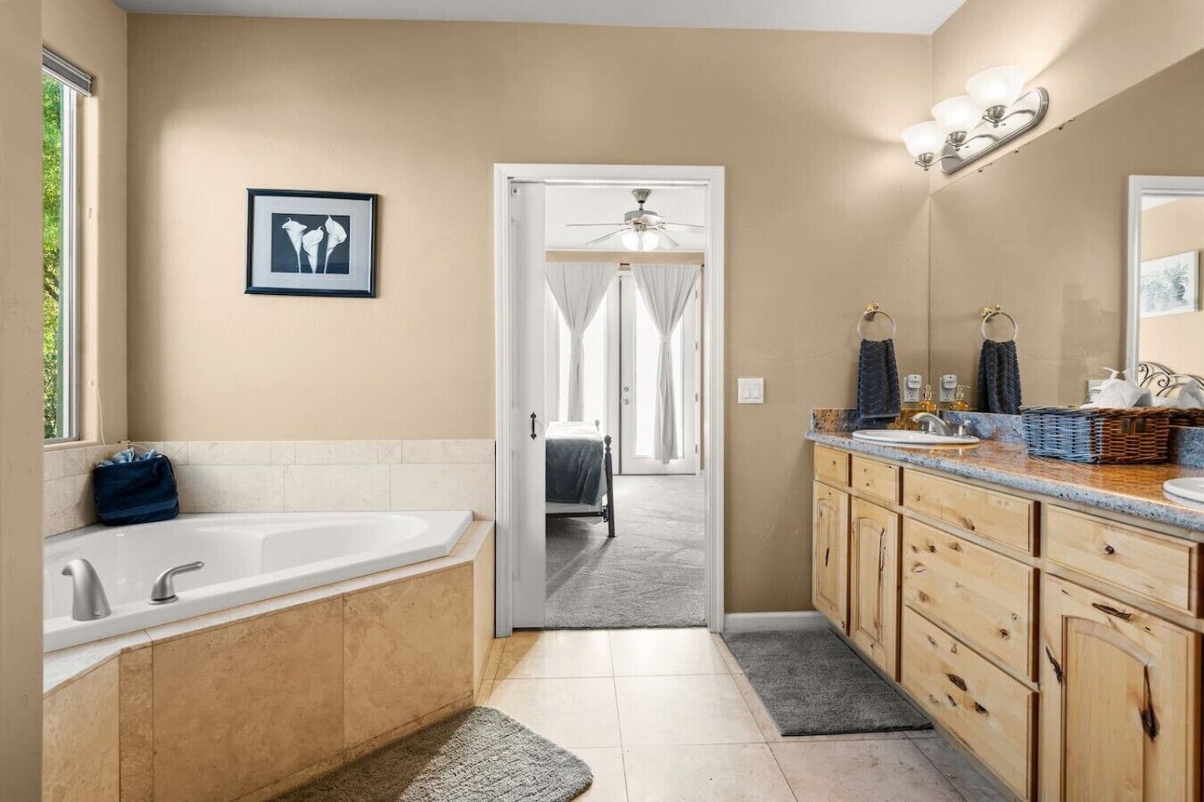 Un bagno moderno con vasca, mobile lavabo e doccia.